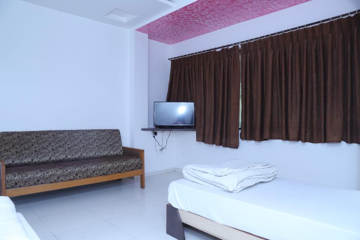 Hotel Kewal Inn Jalgaon Bagian luar foto